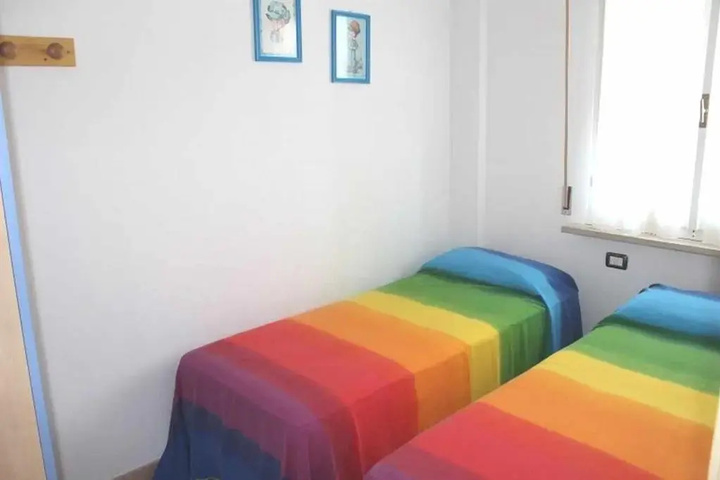 Room 4 of 12