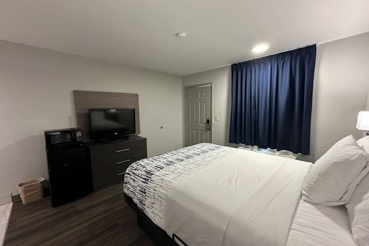 1 Queen Bed (3 of 14)