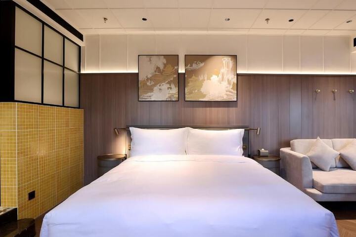 Room 33 of 141