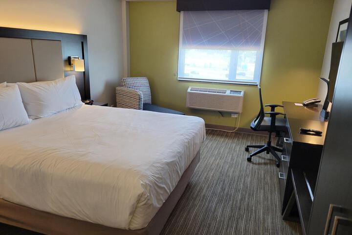 1 King Bed (6 of 7)