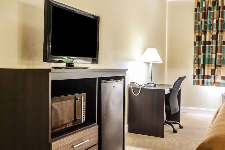 1 King Bed Business Room (12 of 24)