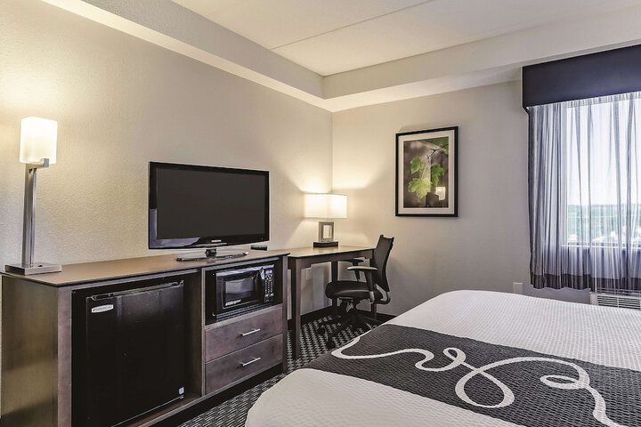 1 Queen Bed Mobility Hearing Impaired Accessible Room (6 of 17)
