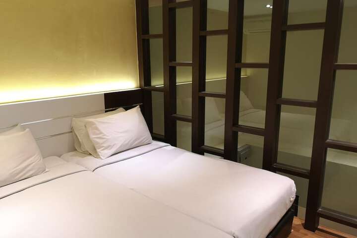 Room 25 of 40
