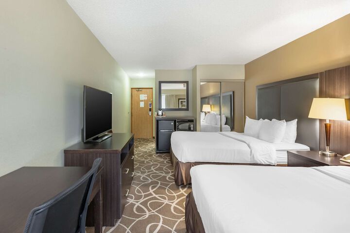 2 Double Beds (10 of 10)