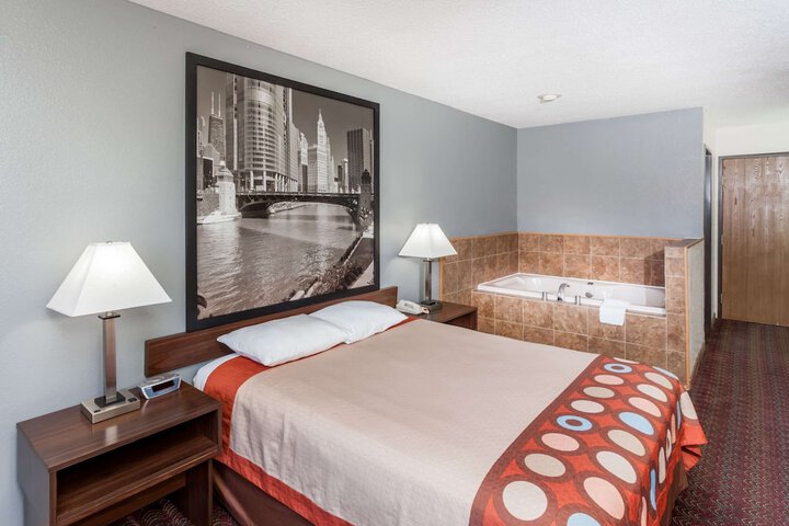 1 Queen Bed (2 of 16)
