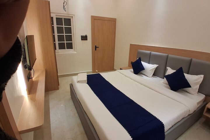 Room 4 of 16