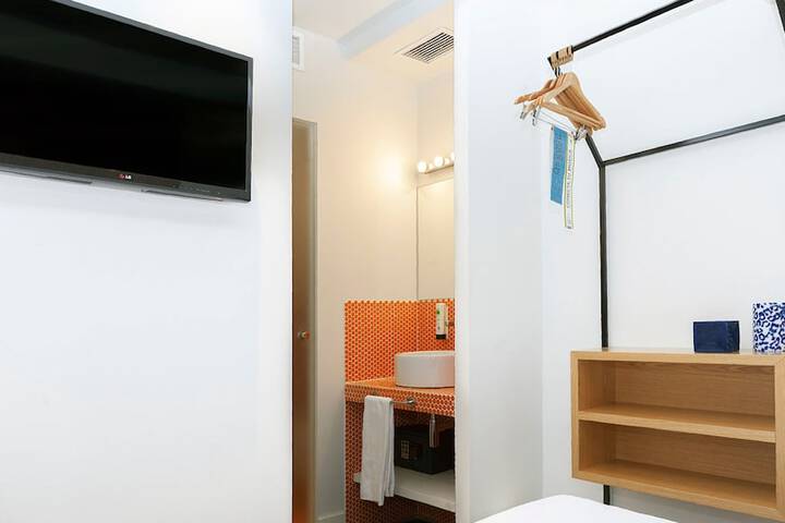 Room 4 of 73