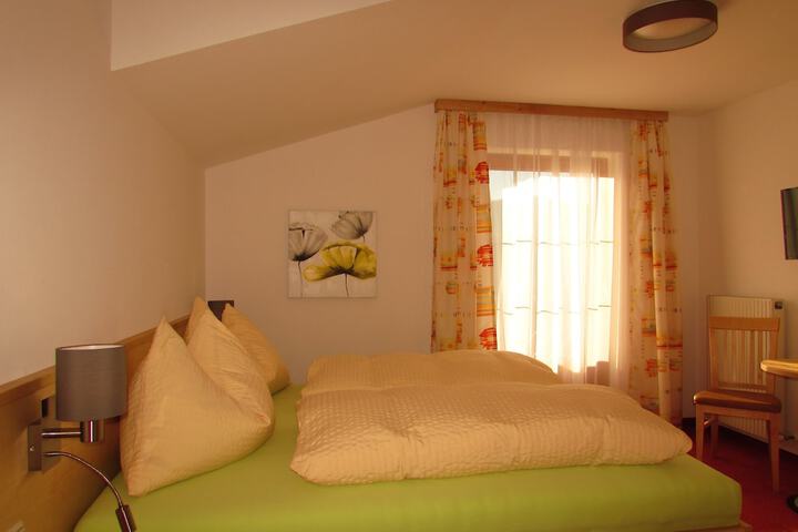 Room 6 of 80