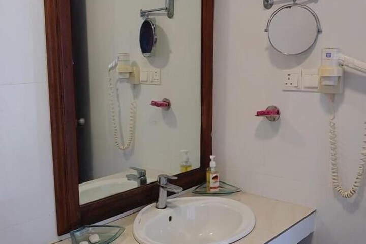Room 13 of 23
