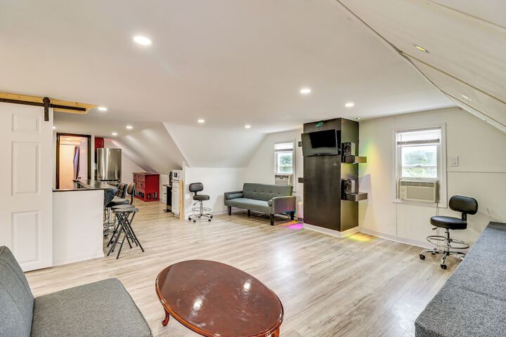 Walkable Abode in Stroudsburgs Business District!
