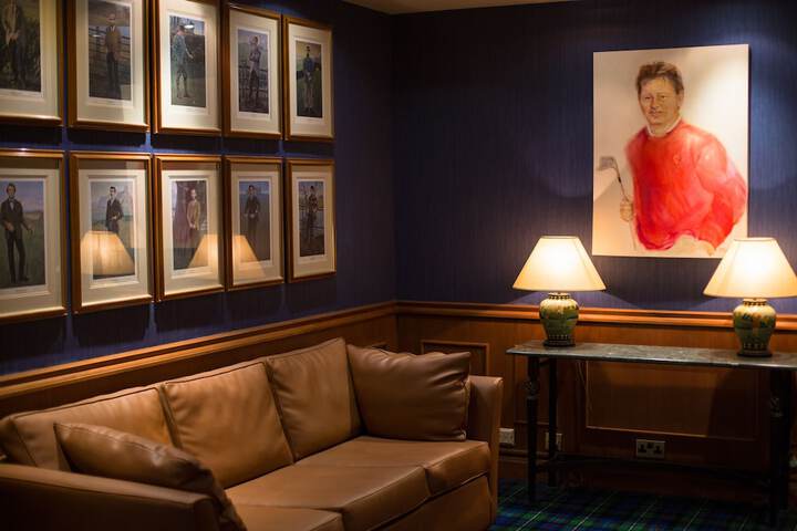 Lounge 73 of 84
