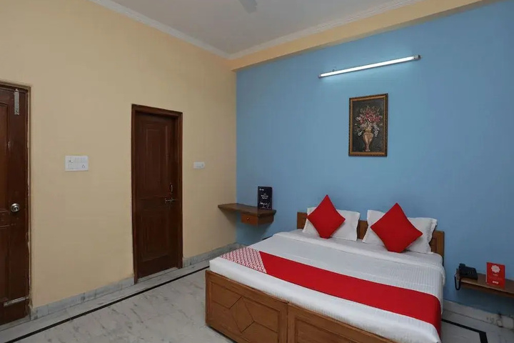 Room 6 of 12