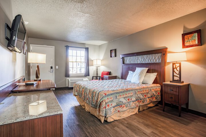 1 King Bed (15 of 17)