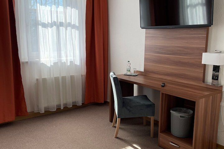 Room 6 of 50