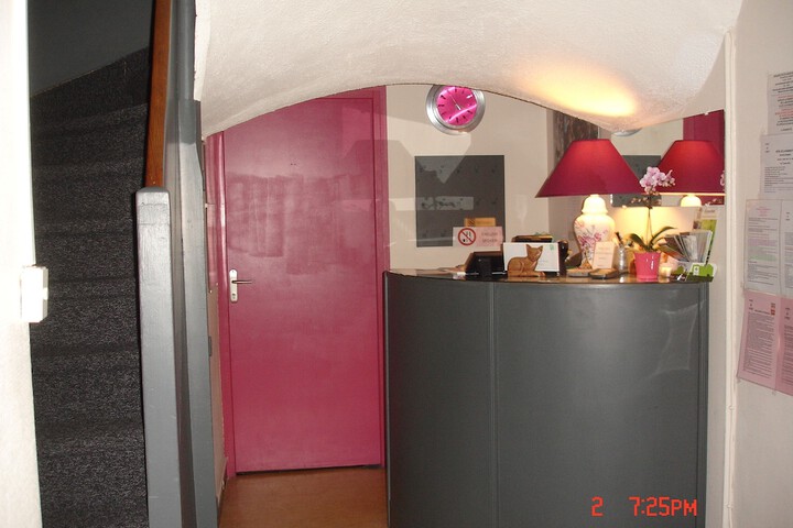 Check-in/check-out kiosk