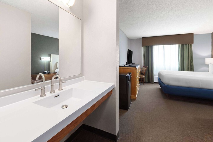 Room 30 of 47