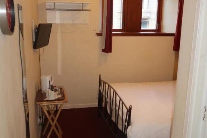 Room 17 of 38