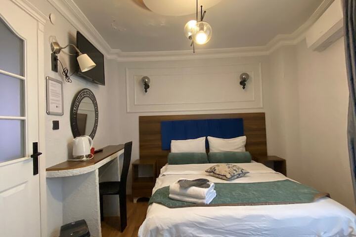 Room 32 of 77