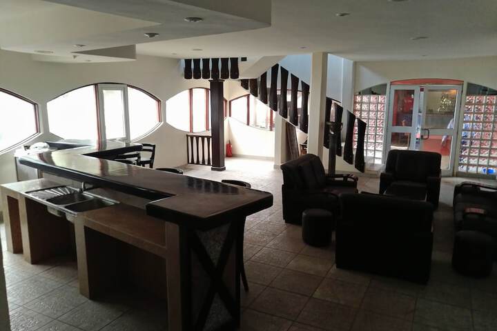 Lounge 22 of 43
