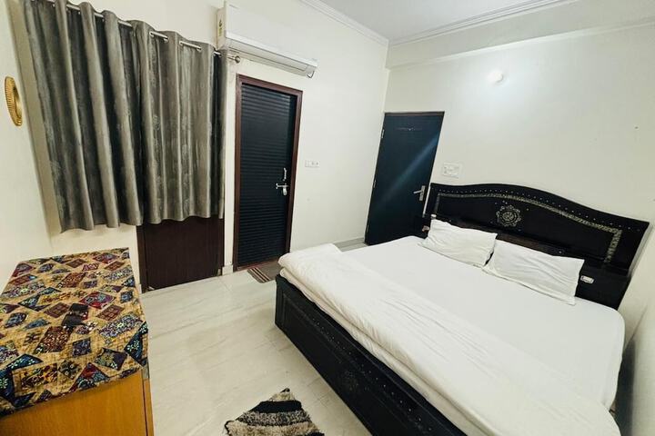 Room 12 of 16