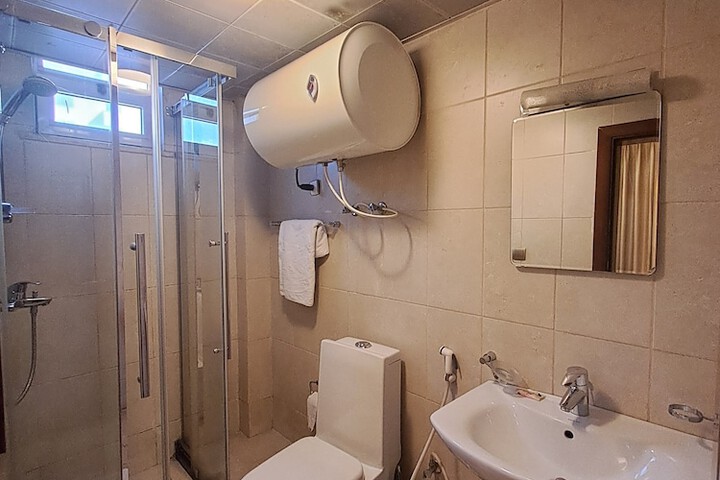 Room 11 of 28