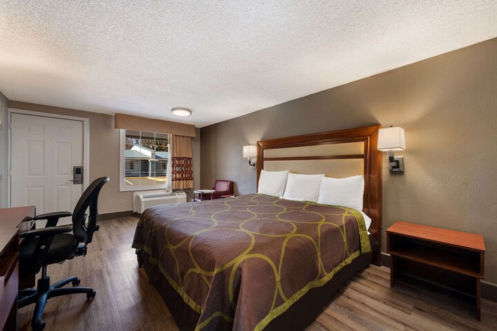 1 King Bed (6 of 11)