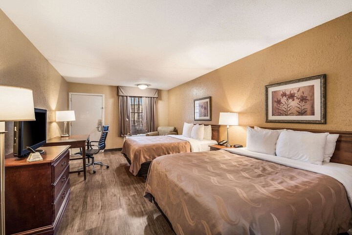 2 Queen Beds (12 of 13)