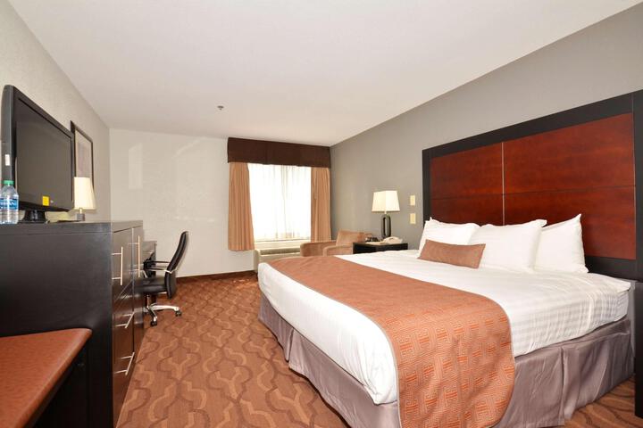 1 King Bed High Speed Internet Accessible Microwave and Refrigerator, Coffee Maker Iron and Ironing Board Hairdryer Full Breakfast (6 of 15)