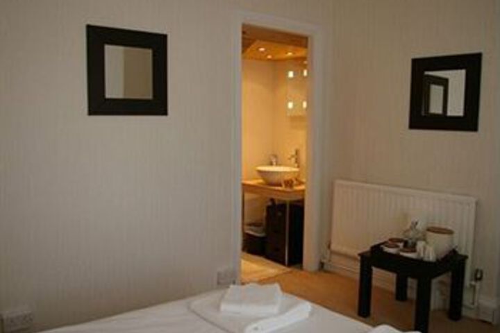 Room 6 of 12
