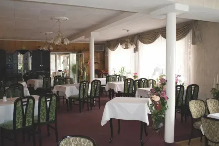 Dining 16 of 27