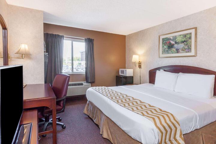 1 King Bed (4 of 5)