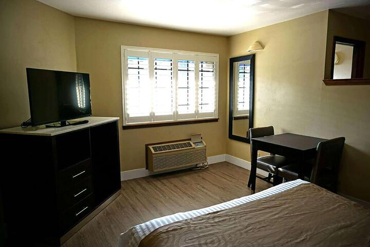 1 Queen Bed (9 of 9)