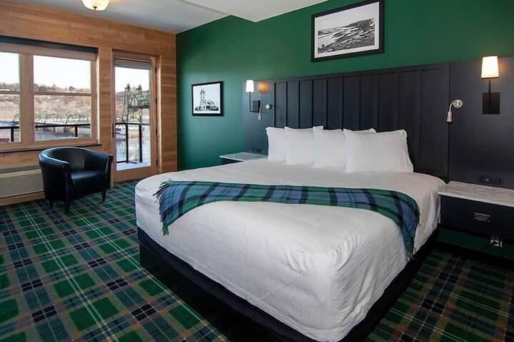 1 King Bed Accessible (7 of 14)