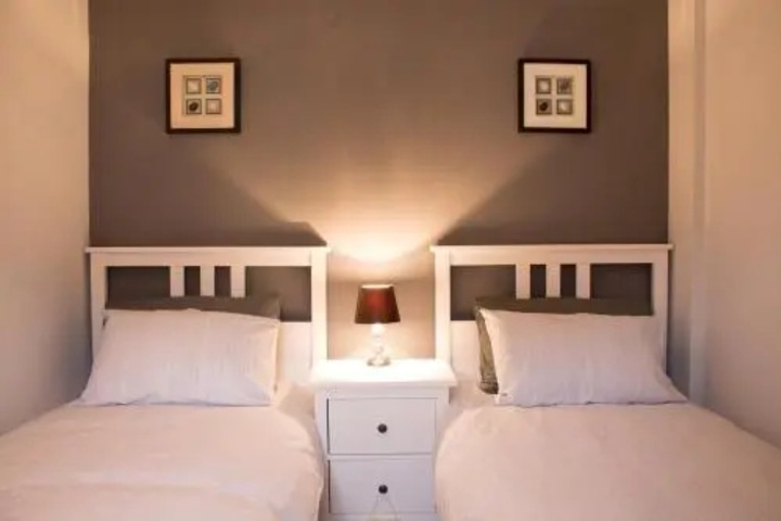 Room 2 of 10