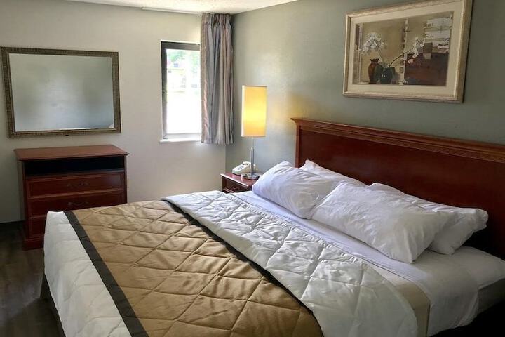 Traditional Studio Suite 1 King Bed (5 of 6)