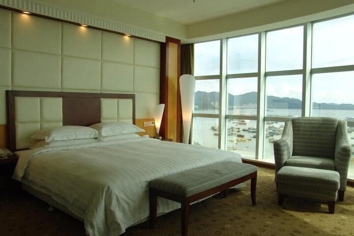 Room 8 of 22