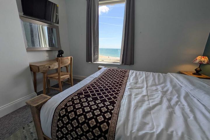Room 6 of 11