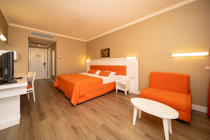 Room 4 of 80