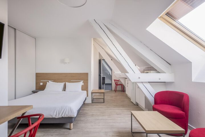 Room 4 of 32