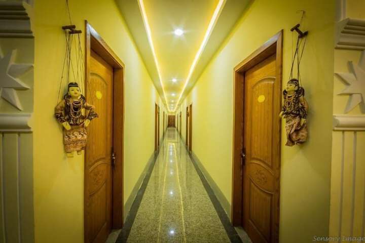 Ballroom/Hall 19 of 21