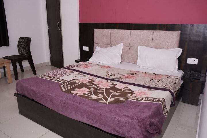 Room 6 of 18