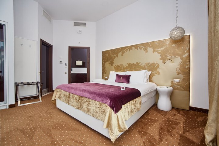 Room 15 of 105