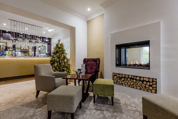 Lounge 53 of 64
