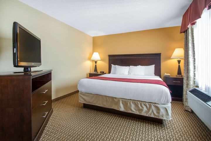 1 King Bed Suite (11 of 37)