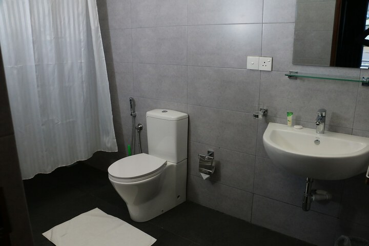 Room 21 of 34