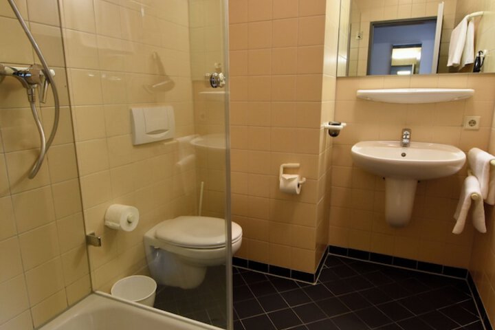 Room 6 of 11