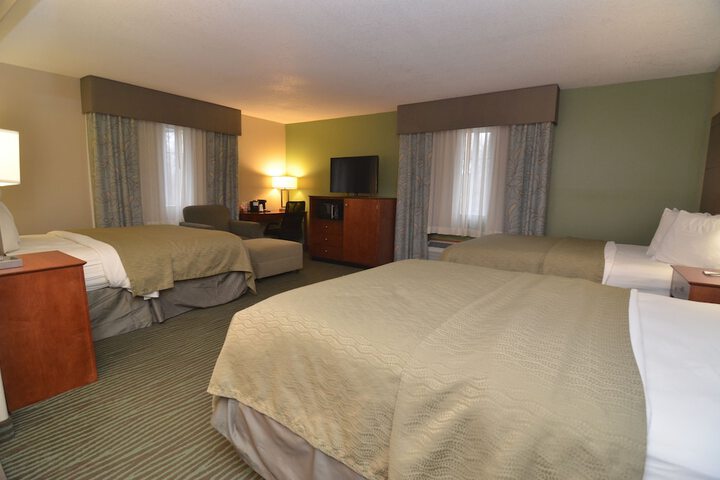 1 Queen Bed Mobility Accessible (3 of 14)