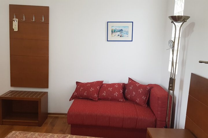 Room 7 of 10
