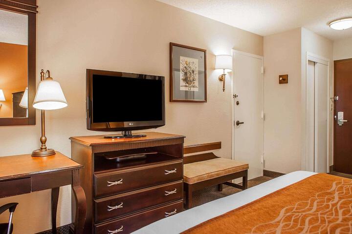 1 Queen Bed (1 of 5)