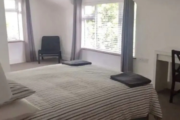 Room 4 of 12